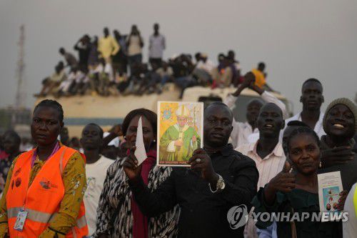 교황 보기 위해 모인 남수단인들(주바 로이터=연합뉴스) 4일(현지시간) 남수단 수도 주바에서 시민들이 프란치스코 교황의 방문을 기다리고 있다. 2023.2.4 photo@yna.co.kr