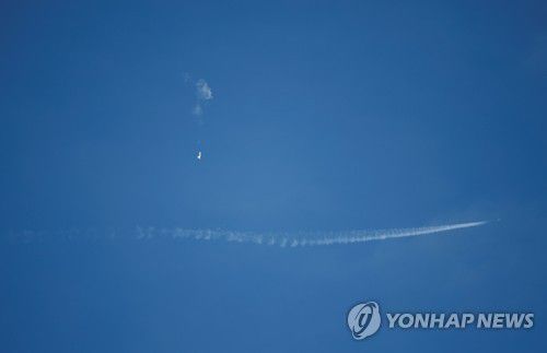 미국이 격추한 중국 풍선(서프사이드비치 로이터=연합뉴스) 미군 전투기가 4일(현지시간) 미 동부 사우스캐롤라이나주 해안에서 미사일로 격추한 중국 풍선 옆으로 비행하고 있다.