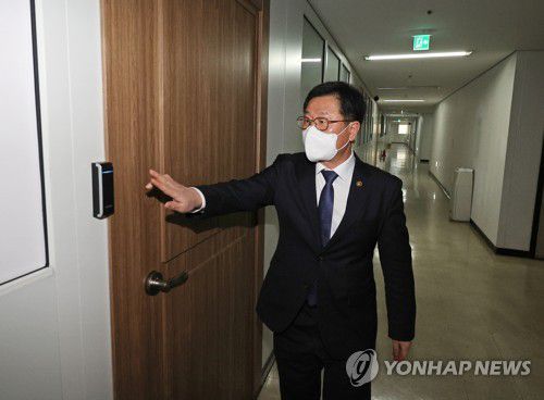 공정위 전원회의 참석한 윤수현 부위원장(과천=연합뉴스) 류영석 기자 = 윤수현 공정거래위원회 부위원장이 지난달 16일 화물연대의 조사 방해 혐의 관련 고발 여부를 심의하는 전원회의에 참석하기 위해 정부과천청사 공정위 심판정에 들어서고 있다. 2023.1.16 ondol@yna.co.kr