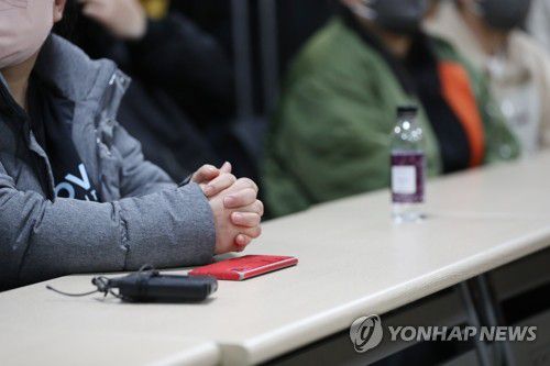 애타는 가족들(목포=연합뉴스) 정회성 기자 = 5일 오전 전남 목포시 신안군수협 회의실에서 청보호 전복 사고의 실종자 가족이 조승환 해양수산부 장관과 면담하며 손을 모으고 있다. 전날 오후 신안 해상에서 24t급 통발어선 청보호가 전복돼 3명이 구조되고 9명은 실종됐다. 2023.2.5 hs@yna.co.kr