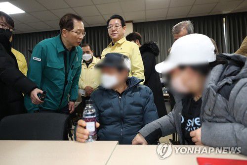 어선 전복사고 실종자 가족과 대화하는 조승환 장관(목포=연합뉴스) 정회성 기자 = 조승환 해양수산부 장관이 5일 오전 전남 목포시 신안군수협 회의실에서 청보호 전복 사고의 실종자 가족과 대화하고 있다. 전날 오후 신안 해상에서 24t급 통발어선 청보호가 전복돼 3명이 구조되고 9명은 실종됐다. 2023.2.5 hs@yna.co.kr