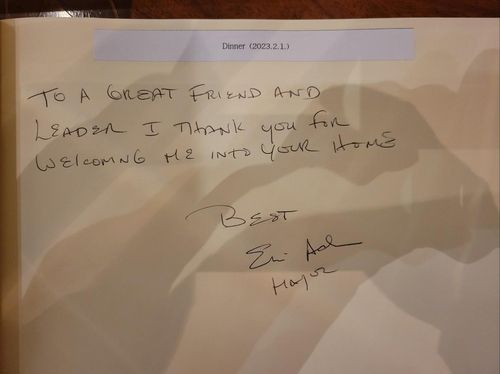 주뉴욕 한국 총영사관저 방명록에 서명한 뉴욕시장(뉴욕=연합뉴스) 지난 1일(현지시간) 주뉴욕 한국총영사관저를 방문한 에릭 애덤스 뉴욕시장이 남긴 방명록 문구. [주뉴욕 한국총영사관 제공]