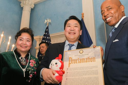 뉴욕한인회장과 뉴욕시장(뉴욕=연합뉴스) 지난 2일(현지시간) 뉴욕시장 관저인 그레이시맨션에서 열린 음력 설 행사를 통해 에릭 애덤스(오른쪽) 뉴욕시장으로부터 포고문을 전달받은 찰스 윤(가운데) 뉴욕한인회장. [뉴욕한인회 제공]