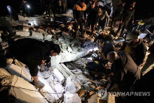"튀르키예 강진에 사망자 눈덩이…시리아까지 200명 육박"(앗자즈[시리아]AFP=연합뉴스) 6일(현지시간) 튀르키예에서 규모 7.8의 강진이 발생해 주택 수십 채가 무너지고 사망자가 최소 10명 나왔다. 로이터 등 외신에 따르면 이날 새벽 4시 17분께 남부 도시 가지안테프에서 약 33㎞ 떨어진 내륙에서 규모 7.8의 지진이 발생한 것으로 미국 지질조사국(USGS)이 밝혔다. 사진은 시리아 앗자즈 시민들이 강진으로 붕괴된 건물에서 구조활동을 하고 있는 모습. 2023.02.06 photo@yna.co.kr