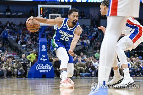 드리블하는 딘위디[로이터=연합뉴스] Mandatory Credit: Jerome Miron-USA TODAY Sports