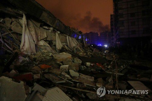 규모 7.8 강진으로 무너진 튀르키예 건물(디야르바키르[튀르키예] 로이터=연합뉴스) 6일(현지시간) 규모 7.8의 강진이 발생한 튀르키예 남동부 디야르바키르에 건물이 붕괴해 있다. 로이터 등 외신에 따르면 이날 새벽 4시 17분께 남부 도시 가지안테프에서 약 33㎞ 떨어진 내륙에서 규모 7.8의 지진이 일어난 것으로 미국 지질조사국(USGS)이 밝혔다. 2023.02.06 ddy04002@yna.co.kr