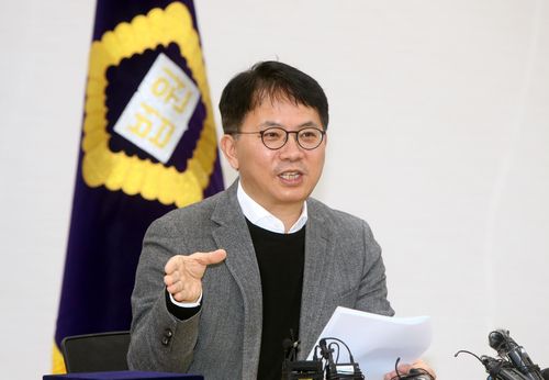 이임 인터뷰하는 장찬수 부장판사(제주=연합뉴스) 전지혜 기자 = 7일 제주지법 대회의실에서 4·3 재심 재판부 초대 재판장인 장찬수 부장판사가 이임을 앞두고 인터뷰를 하고 있다. 2023.2.7