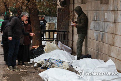 시리아 거리에 널린 시신[AFP 연합뉴스 자료사진. 재판매 및 DB 금지]