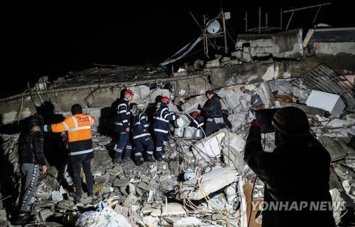 언제 또 무너질까…위험천만한 튀르키예 구조작업[EPA 연합뉴스 자료사진. 재판매 및 DB 금지]