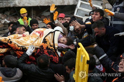 이송되는 부상자(디야르바키르 로이터=연합뉴스) 6일(현지시간) 튀르키예 남부도시 디야르바키르에서 구조대원과 자원봉사자들이 생존자를 구조하고 있다. 2023.02.06 photo@yna.co.kr