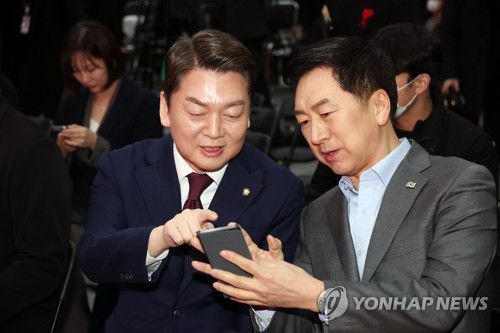 대화하는 안철수 후보와 김기현 후보(서울=연합뉴스) 7일 오전 서울 강서구 한 방송 스튜디오에서 열린 국민의힘 제3차 전당대회 후보자 비전 발표회에서 김기현 후보와 안철수 후보가 대화하고 있다. 2023.2.7 [국회사진기자단] srbaek@yna.co.kr