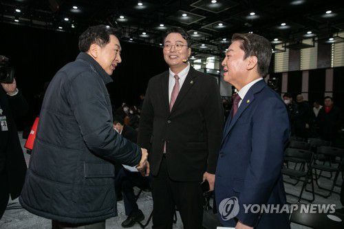 대화하는 당대표 후보(서울=연합뉴스) 7일 오전 서울 강서구 한 방송 스튜디오에서 열린 국민의힘 제3차 전당대회 후보자 비전 발표회에서 김기현·천하람·안철수 후보가 대화하고 있다. 2023.2.7 [국회사진기자단] srbaek@yna.co.kr