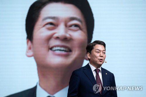 비전 발표하는 안철수 당 대표 후보(서울=연합뉴스) 국민의힘 안철수 당 대표 후보가 7일 오전 서울 강서구 한 방송 스튜디오에서 열린 국민의힘 제3차 전당대회 후보자 비전 발표회에서 비전발표를 하고 있다. 2023.2.7 [국회사진기자단] toadboy@yna.co.kr