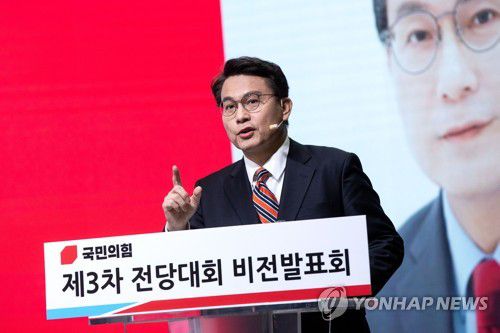 비전 발표하는 윤상현 당 대표 후보(서울=연합뉴스) 국민의힘 윤상현 당 대표 후보가 7일 오전 서울 강서구 한 방송 스튜디오에서 열린 국민의힘 제3차 전당대회 후보자 비전 발표회에서 비전발표를 하고 있다. 2023.2.7 [국회사진기자단] toadboy@yna.co.kr