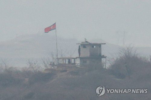 초소 근무 중인 북한군(파주=연합뉴스) 서대연 기자 = 6·25전쟁 정전 70주년을 맞은 가운데 7일 오후 경기도 파주시 판문점 3초소에서 바라본 북한측 초소에 북한군이 근무하고 있다. 2023.2.7 dwise@yna.co.kr