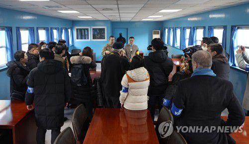 판문점 찾은 취재진(파주=연합뉴스) 서대연 기자 = 6·25전쟁 정전 70주년을 맞은 가운데 7일 오후 경기도 파주시 판문점 군사정전위원회 회의실에서 취재진이 설명을 듣고 있다. 2023.2.7 dwise@yna.co.kr