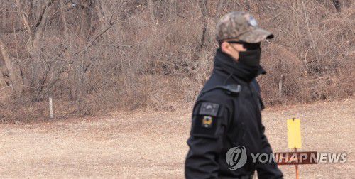 군사분계선 말뚝(파주=연합뉴스) 서대연 기자 = 6·25전쟁 정전 70주년을 맞은 가운데 7일 오후 경기도 파주시 판문점에 군사분계선을 나타내는 하얀 말뚝이 박혀있다. 2023.2.7 dwise@yna.co.kr