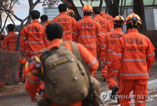 튀르키예로 갑니다(남양주=연합뉴스) 박동주 기자 = 7일 오후 경기도 남양주시 중앙119구조본부 수도권119특수구조대에서 튀르키예 지진 실종자 수색 등 대응을 위한 국제구조대원들이 이동하고 있다. 2023.2.7 pdj6635@yna.co.kr