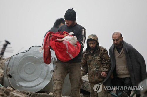 시리아 북서부 마을에서 숨진 아기를 품에 안은 아버지 (진데리스 AFP=연합뉴스) 6일(현지시간) 시리아 북서부 알레포주 아프린시 진데리스 마을에서 지진으로 숨진 아기를 품에 안은 아버지의 모습. 2023.2.8