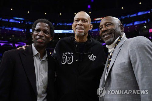 제임스의 신기록 작성 순간 함께하러 경기장에 온 압둘자바(가운데)[AP=연합뉴스]