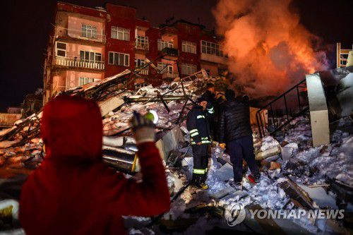 튀르키예 카흐라만마라슈에서 어둠 속에 생존자를 찾고 있는 구조대원와 주민들 [EPA=연합뉴스]