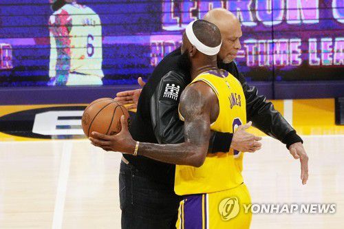 압둘-자바와 포옹하는 제임스[EPA=연합뉴스]