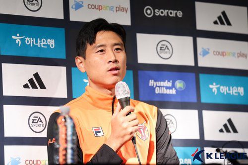 기자회견 하는 구자철(서귀포=연합뉴스) 프로축구 K리그1 제주 유나이티드의 구자철(34)이 지난 7일 제주 서귀포 빠레브호텔에서 진행된 '2023 K리그 동계 전지 훈련 미디어 캠프'에서 기자회견 하고 있다. 2023.2.7 [한국프로축구연맹 제공. 재판매 및 DB 금지] photo@yna.co.kr