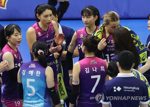 선수들 독려하는 김연경(수원=연합뉴스) 홍기원 기자 = 7일 경기도 수원실내체육관에서 열린 프로배구 V리그 여자부 현대건설 힐스테이트와 흥국생명 핑크스파이더스의 경기. 흥국생명 김연경이 1세트가 끝난 후 선수들을 독려하고 있다. 2023.2.7 xanadu@yna.co.kr