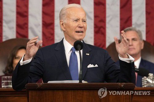 국정연설 하는 조 바이든 미국 대통령(워싱턴DC AP=연합뉴스) 조 바이든 미국 대통령이 7일(현지시간) 워싱턴DC 국회의사당에서 열린 상하원 합동회의에서 국정연설을 하고 있다. 2023.02.08 clynnkim@yna.co.kr