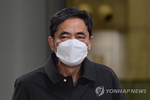 1심 선고 공판 출석하는 곽상도 전 의원(서울=연합뉴스) 윤동진 기자 = '대장동 일당'에게서 아들 퇴직금 등의 명목으로 거액의 뇌물을 수수한 혐의로 재판에 넘겨진 곽상도 전 국회의원이 8일 오후 서울 서초구 서울중앙지법에서 열린 1심 선고 공판에 출석하고 있다. 2023.2.8 [공동취재] mon@yna.co.kr