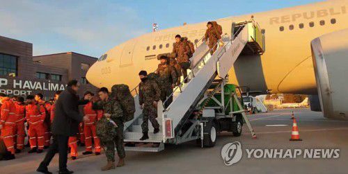 한국 긴급구호대, 튀르키예 도착(서울=연합뉴스) 강진이 강타한 튀르키예에 급파된 대한민국 해외긴급구호대(KDRT)가 8일(현지시간) 오전 튀르키예 남동부 가지안테프 국제공항에 도착하고 있다. 2023.2.8 [해외긴급구호대(KDRT) 제공. 재판매 및 DB 금지] photo@yna.co.kr