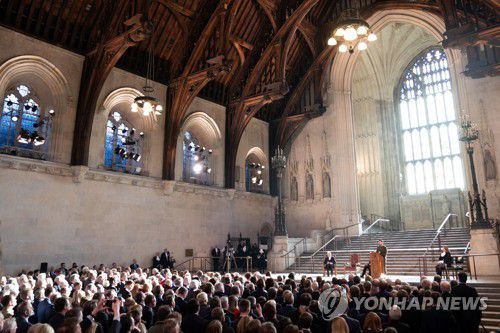 웨스트민스터홀에서 연설하는 우크라 대통령(런던 로이터=연합뉴스) 볼로디미르 젤렌스키 우크라이나 대통령이 8일(현지시간) 영국 웨스트민스터 홀에서 연설하고 있다. 2023.2.8 photo@yna.co.kr