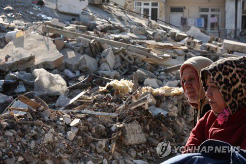 건물 잔해 옆에서 구조 기다리는 가족들(하타이 로이터=연합뉴스) 9일(현지시간) 튀르키예 하타이 지역에서 무너진 건물 곁에 앉아 수색 결과를 기다리는 주민들. 2023.2.9