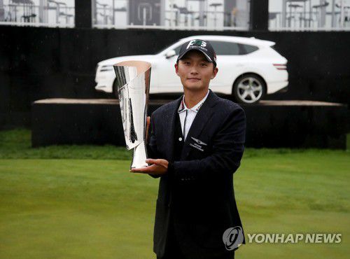 김영수, '제네시스 챔피언십' 우승2022년 10월 9일 인천 송도 잭 니클라우스 골프클럽에서 열린 한국프로골프(KPGA) 투어 '제네시스 챔피언십' 최종라운드에서 우승한 김영수가 트로피를 들고 기념 촬영하고 있다. [연합뉴스 자료사진]