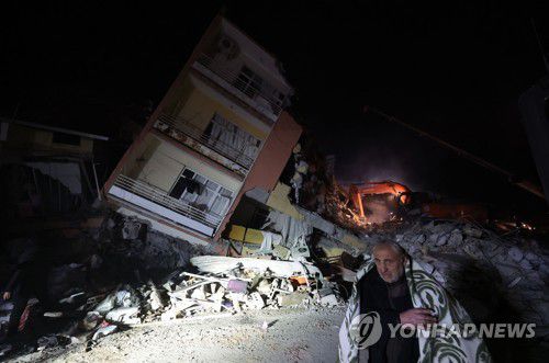 기울어진 건물 속 구조작업(이스켄데룬=연합뉴스) 김인철 기자 = 8일 오후(현지시간) 튀르키예 이스켄데룬 시내의 건물이 지진으로 인해 기울어져 있다. 2023.2.9 yatoya@yna.co.kr