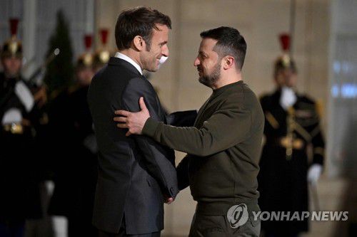 젤렌스키 우크라 대통령 맞는 마크롱 佛 대통령(파리 AFP=연합뉴스) 에마뉘엘 마크롱 프랑스 대통령(왼쪽)이 8일(현지시간) 마크롱 대통령, 올라프 숄츠 독일 총리와 회담하러 파리 엘리제궁을 찾은 볼로디미르 젤렌스키 우크라이나 대통령을 맞고 있다. 젤렌스키 대통령은 작년 2월 러시아의 우크라이나 침공 이후 처음으로 이날 영국을 찾은 데 이어 프랑스를 방문해 전투기 등 무기를 더 많이 우크라이나에 지원해줄 것을 촉구했다. 2023.02.09 ddy04002@yna.co.kr