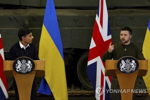 기자회견 하는 수낵 영국 총리와 젤렌스키 우크라 대통령(도싯 AP=연합뉴스) 리시 수낵 영국 총리(왼쪽)와 볼로디미르 젤렌스키 우크라이나 대통령이 8일(현지시간) 영국 잉글랜드 남서부 도싯주의 군사기지에서 공동 기자회견을 하고 있다. 앞서 젤렌스키 대통령은 웨스트민스터홀에서 의원들을 대상으로 한 연설에서 "자유를 위한 날개를 달라"고 전투기 지원을 압박했다.2023.02.09 ddy04002@yna.co.kr