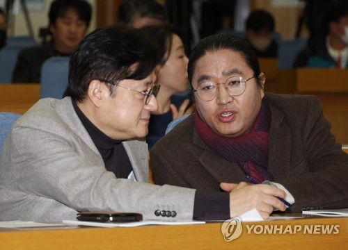 대화하는 홍익표 위원장과 김한민 감독(서울=연합뉴스) 이정훈 기자 = 9일 오전 국회 의원회관에서 열린 '영상저작자의 정당한 보상! 저작권법 개정안 지지 선언회'에서 홍익표 국회 문화체육관광위원장이 김한민 감독과 대화하고 있다. 2023.2.9 uwg806@yna.co.kr