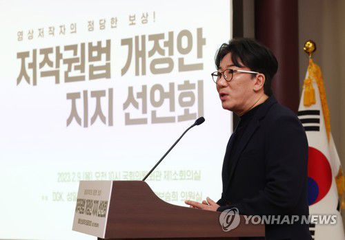 저작권법 개정안 지지 선언회 찾아 축사하는 윤제균 감독(서울=연합뉴스) 이정훈 기자 = 9일 오전 국회 의원회관에서 열린 '영상저작자의 정당한 보상! 저작권법 개정안 지지 선언회'에서 한국영화감독조합(DGK) 공동대표인 윤제균 감독이 축사하고 있다. 2023.2.9 uwg806@yna.co.kr
