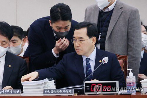 이창양 장관 '난방비 대책은?'(서울=연합뉴스) 임화영 기자 = 이창양 산업통상자원부 장관이 9일 오전 국회에서 열린 산업통상자원중소벤처기업위원회 전체회의에서 부처 관계자로부터 보고를 받고 있다. 2023.2.9 hwayoung7@yna.co.kr