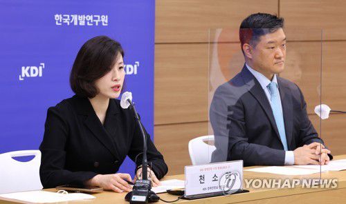 KDI '2023년 2월 경제전망 수정 발표'(세종=연합뉴스) 김주형 기자 =  정규철 한국개발연구원(KDI) 경제전망실장(오른쪽)과 천소라 경제전망실 전망총괄이 9일 오전 세종시 정부세종청사에서 KDI 경제전망 수정을 발표하고 있다. 2023.2.9 kjhpress@yna.co.kr