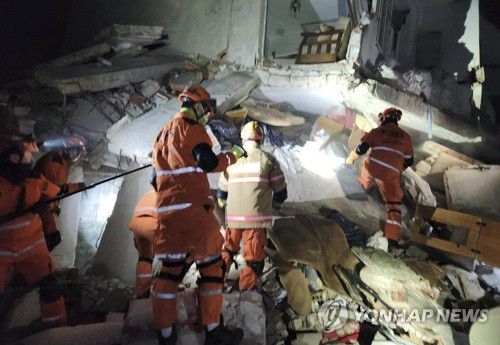 韓긴급구호대, 생존자 추가 구조…2세 여아·40세 아버지 '부녀'(서울=연합뉴스) 9일(현지시간) 한국 긴급구호대가 구조 대상지인 튀르키예 하타이주 안타키아 고등학교 등지에서 구호 활동을 개시했다고 외교부가 밝혔다. 사진은 구호 활동하는 한국 긴급구호대. 2023.2.9 [외교부 제공. 재판매 및 DB 금지] photo@yna.co.kr