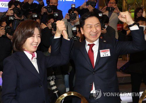 두 팔 들어 인사하는 김기현(서울=연합뉴스) 이정훈 기자 = 국민의힘 김기현 당대표 후보가 9일 오후 서울 마포구 케이터틀에서 열린 '새로운 민심 새민연 전국대회'에서 나경원 전 의원과 자신의 이름을 연호하는 참석자들을 향해 인사하고 있다. 2023.2.9 uwg806@yna.co.kr