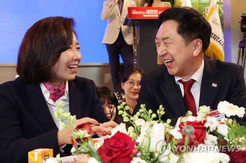 김기현·나경원 환담(서울=연합뉴스) 이정훈 기자 = 국민의힘 김기현 당대표 후보가 9일 오후 서울 마포구 케이터틀에서 열린 '새로운 민심 새민연 전국대회'에서 나경원 전 의원과 대화하고 있다. 2023.2.9 uwg806@yna.co.kr