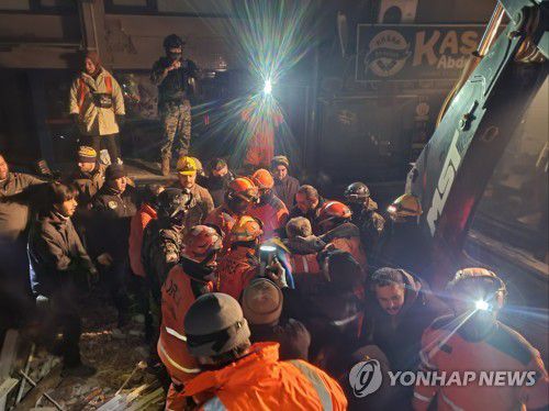 튀르키예 강진 생존자 구조하는 대한민국 긴급구호대(서울=연합뉴스) 튀르키예 강진 피해 지역으로 급파된 대한민국 긴급구호대가 9일 오전 5시(현지시간) 하타이주 안타키아 고등학교 등에서 구호 활동에 돌입, 70대 중반 남성 1명을 구조했다고 밝혔다. 사진은 구조 현장 모습. 2023.2.9 [대한민국 긴급구호대 제공. 재판매 및 DB 금지] photo@yna.co.kr