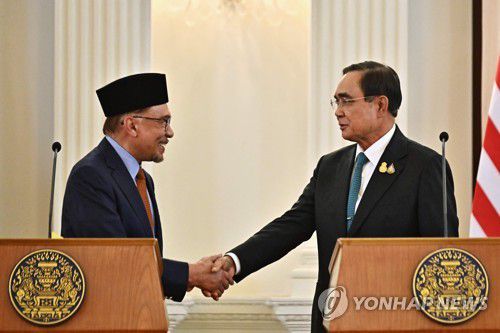 안와르(왼쪽) 말레이시아 총리와 쁘라윳 태국 총리[AFP 연합뉴스 자료사진. 재판매 및 DB 금지]