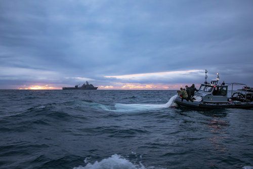중국 풍선 잔해 수거하는 미 해군 폭발물처리반(워싱턴=연합뉴스) 미 해군이 7일(현지시간) 공개한 미 해군 폭발물처리반 소속 장병들이 지난 5일 사우스캐롤라이나주 머틀비치 앞바다에서 중국 정찰풍선 잔해를 수거하는 장면. 2023.2.8 [미 해군 제공. 재판매 및 DB 금지] photo@yna.co.kr
