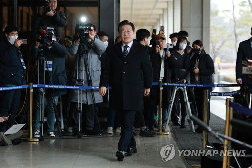 검찰 출석하는 이재명 대표(서울=연합뉴스) 홍해인 기자 = 더불어민주당 이재명 대표가 10일 서초구 서울중앙지방검찰청에 도착해 위례 신도시·대장동 개발사업 의혹과 관련해 검찰 소환 조사를 받기 위해 들어가고 있다. 2023.2.10 hihong@yna.co.kr