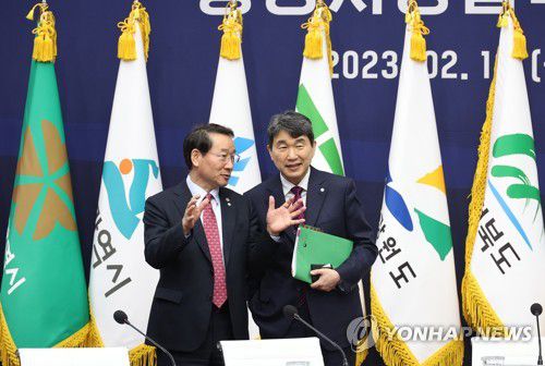 대화하는 이주호 부총리와 유정복 인천시장(전주=연합뉴스) 임헌정 기자 = 이주호 사회부총리 겸 교육부 장관과 유정복 인천광역시장이 10일 전북 전주시 전북도청에서 열린 제3회 중앙지방협력회의에 앞서 이야기를 나누고 있다. 2023.2.10 kane@yna.co.kr