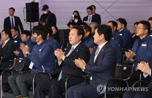 현대중공업 군산조선소 찾은 윤석열 대통령(군산=연합뉴스) 임헌정 기자 = 윤석열 대통령이 10일 오후 전북 군산시 현대중공업 군산조선소에서 열린 선박 블록 첫 출항식에 참석해 있다. 2023.2.10 kane@yna.co.kr